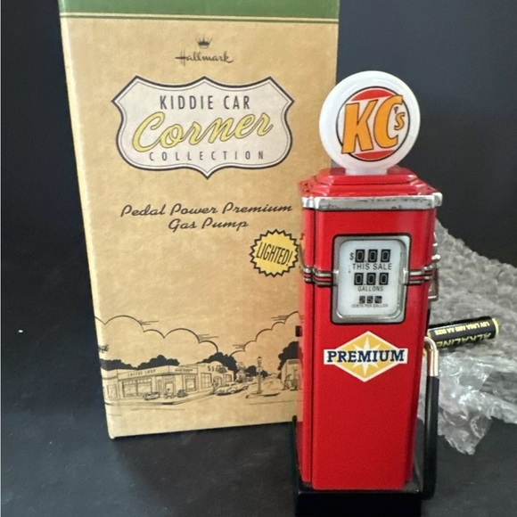 NEW Hallmark Kiddie Car Classics Collectible Garage + billboard Signs Gas pumps - Picture 11 of 16